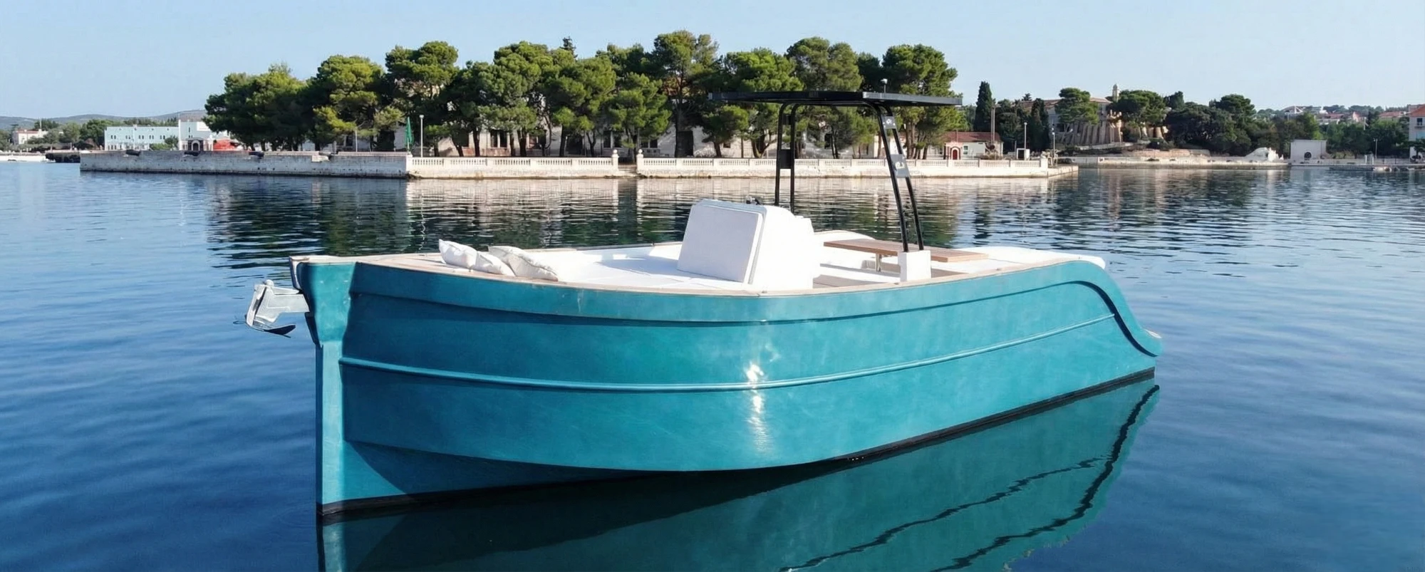 Barca open con prendisole a prua e tettuccio rigido.