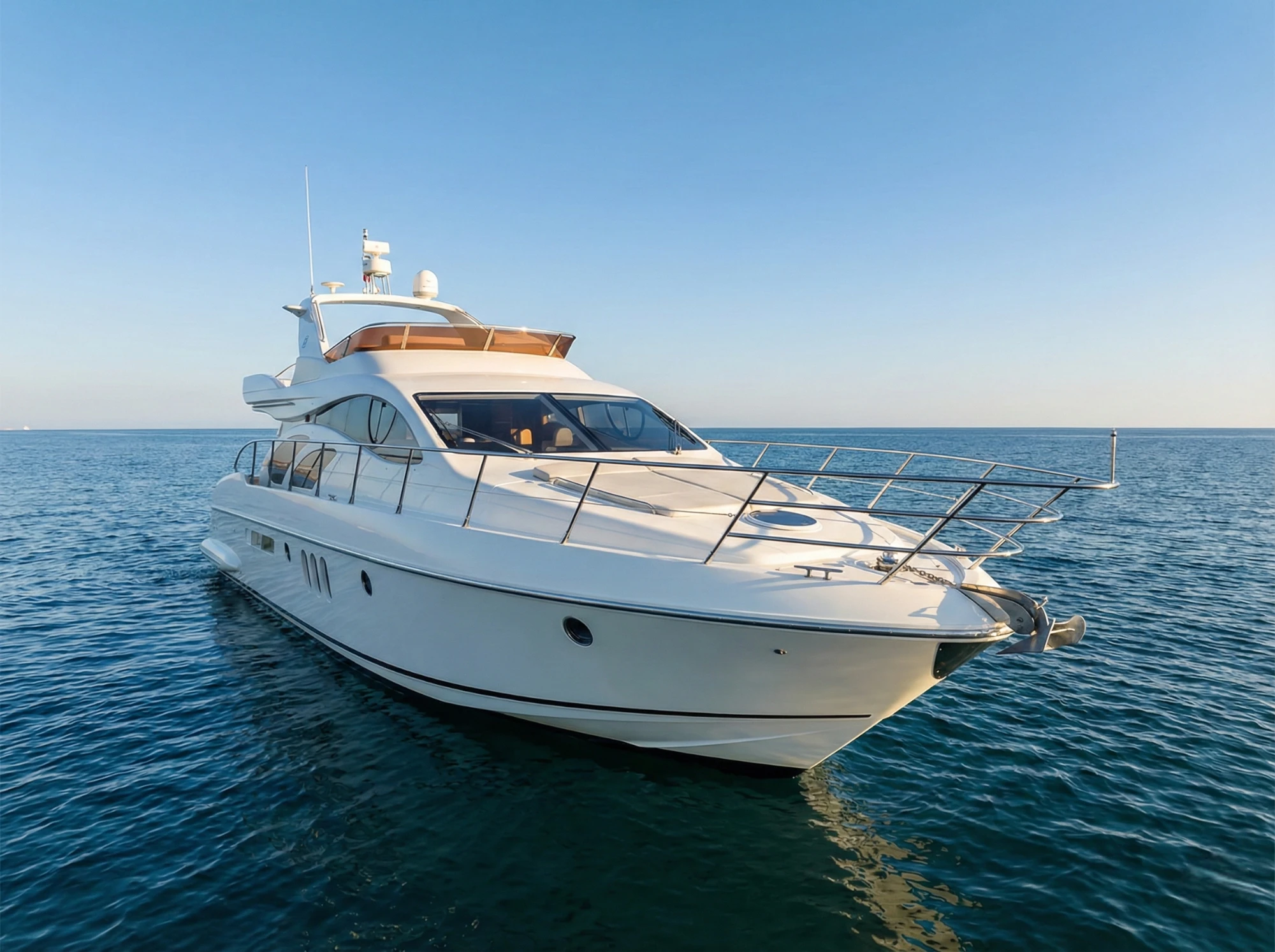 Yacht a 3 livelli con cabine e flybridge con divani panoramici.