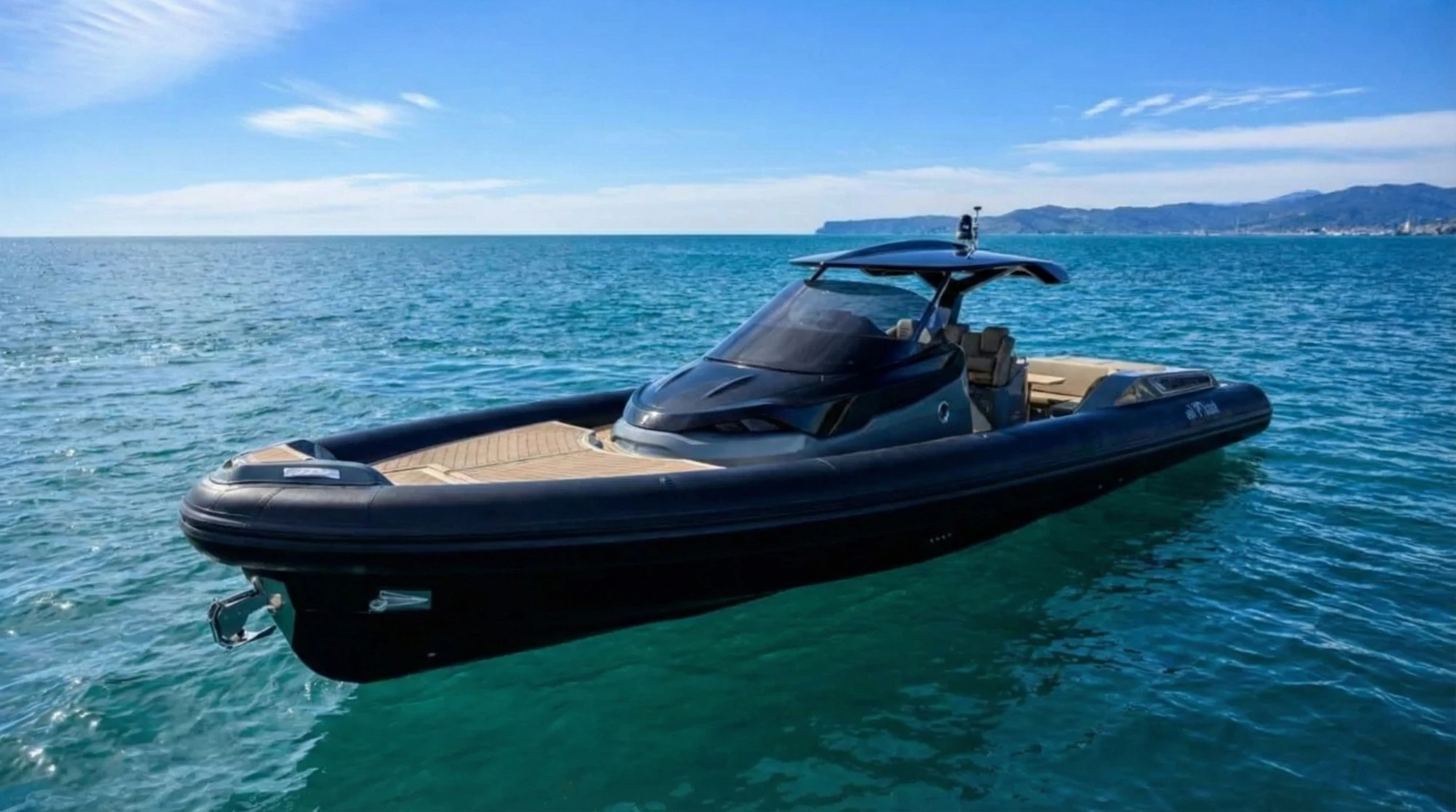 Gommone di lusso in teak con sedili avvolgenti e ampi spazi.