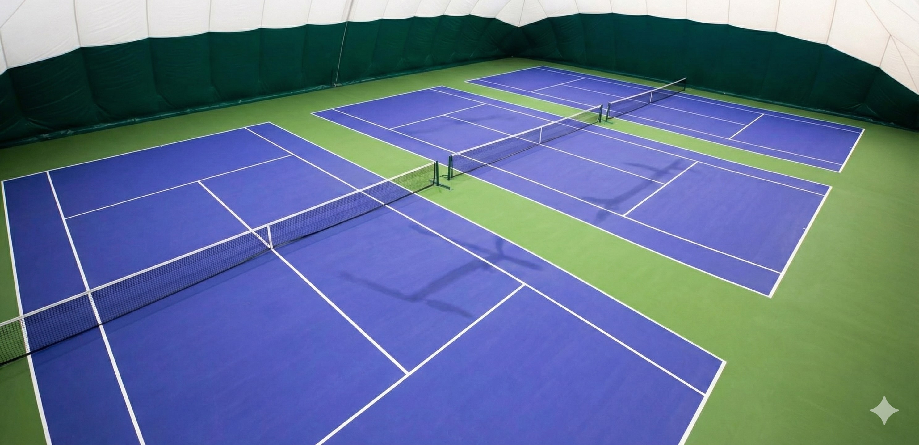 Due giocatori durante una partita di tennis