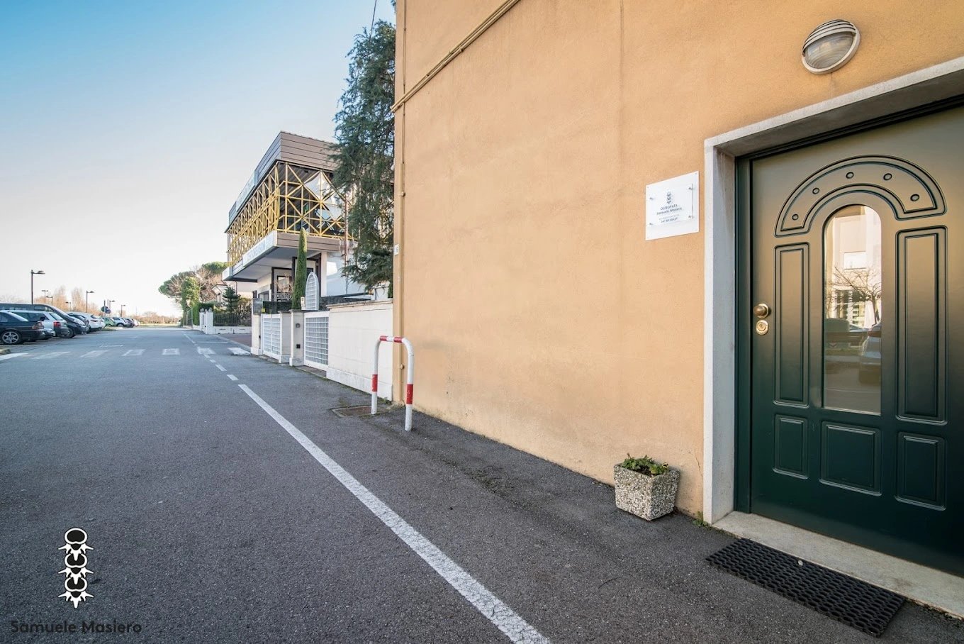 Facciata della clinica, ingresso accessibile, parcheggio frontale