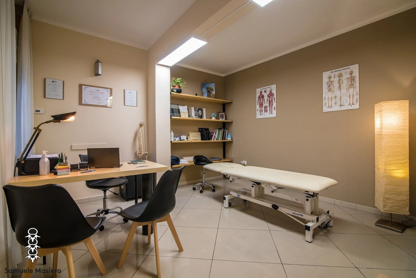 Sala osteopatica con lettino terapeutico e atmosfera rilassante