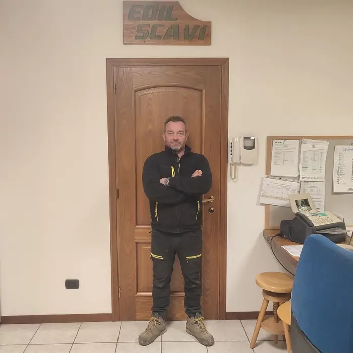 Claudio Cotti Cottini con tuta tecnica nera e scarponi antinfortunistici