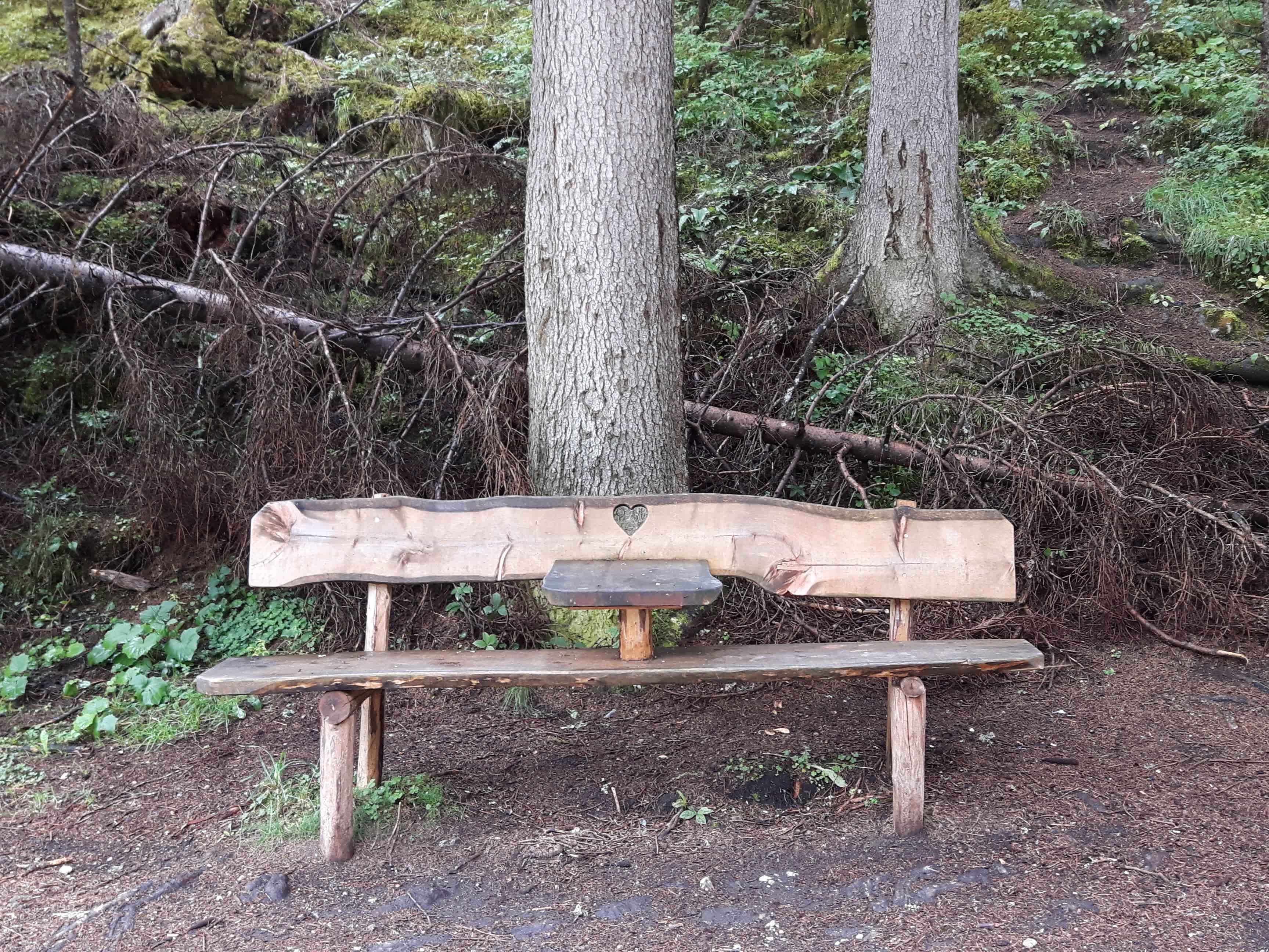 Panchina in legno con cuore intagliato e tavolino d'appoggio centrale