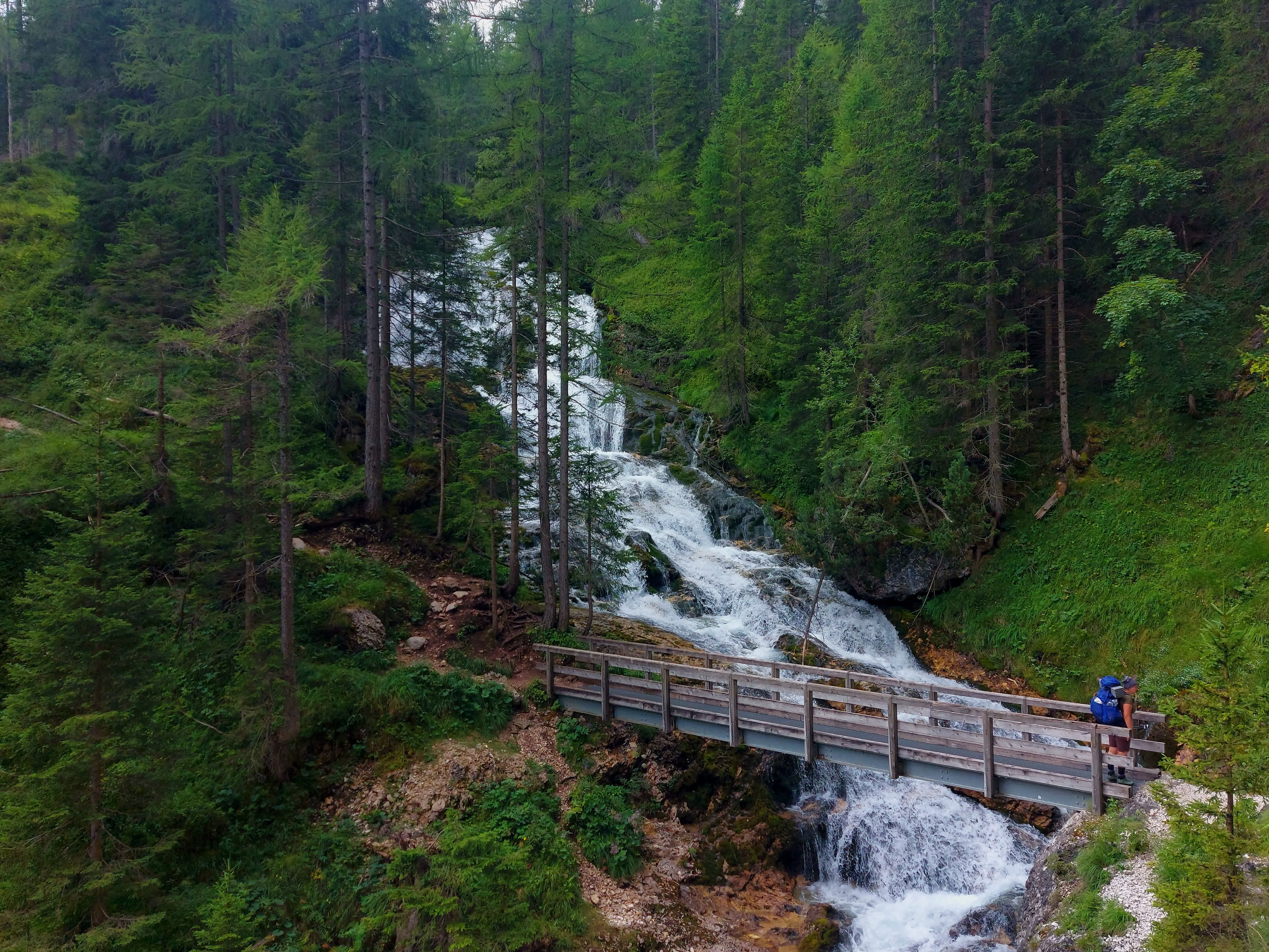 Cascata su più livelli e ponte che l'attraversa