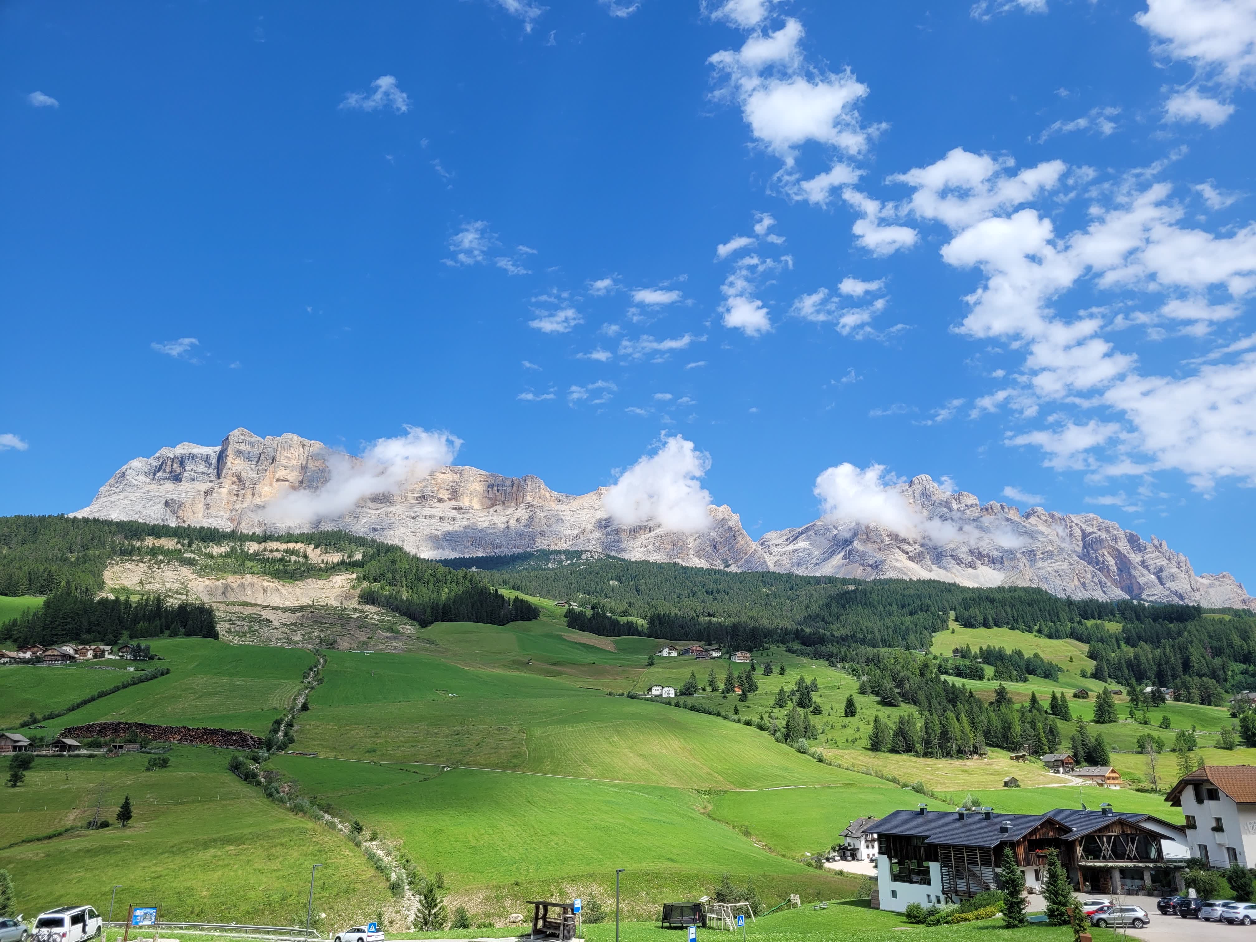 Il panorama collinare e roccioso sul massiccio di Sas dla Crusc